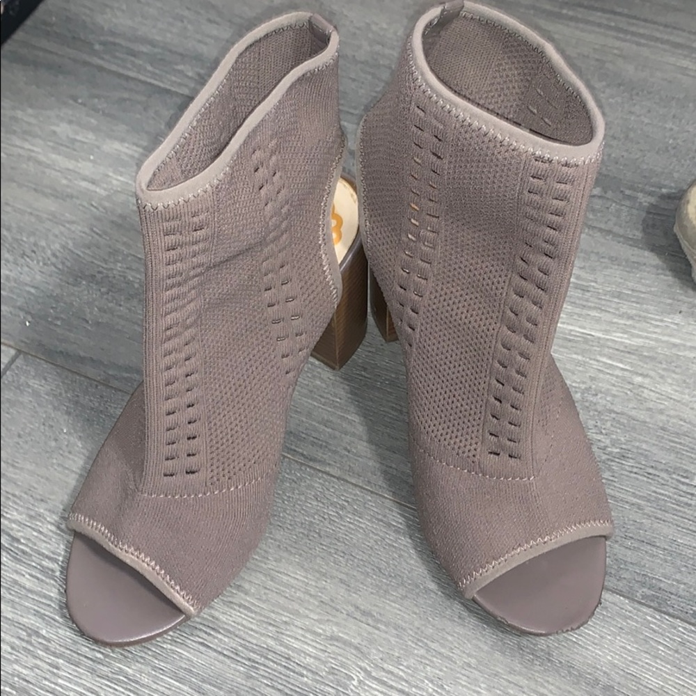 Heels wedge stretchy .